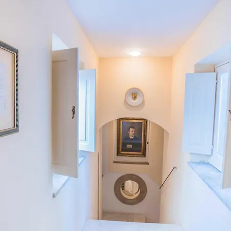 Prestigioso, Sotto Al Castello Di *