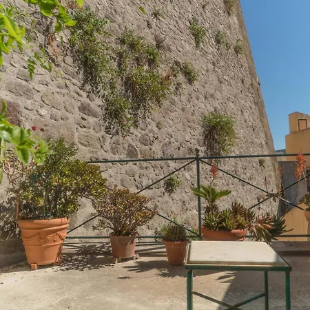 Prestigioso, Sotto Al Castello Di דירה