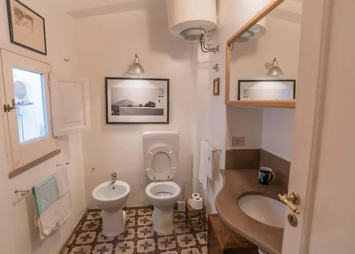 Prestigioso, Sotto Al Castello Di * ליפארי